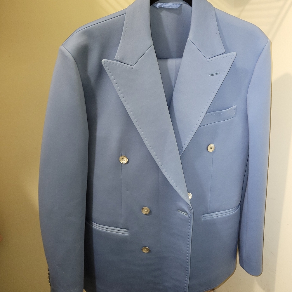 Suits - Picture 9 of 16